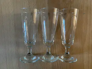 3 stk. champagneglas med en form, som en keglestub