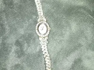 Dame ur med masser af sten