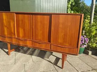 Dækketøjsskab i teaktræ.