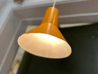 Gul retro pendel / loftlampe med flot patina