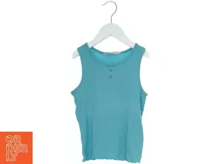 Tanktop i lyseblå fra H&M (str. 116)