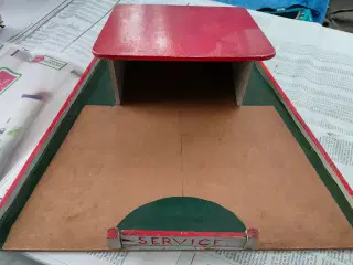 Ældre Garage i træ Grundplan 39cm x 36cm Den er so