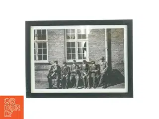 Sort billedramme med sort-hvid fotografi fra Nielsen (str. 2x29,7 cm)