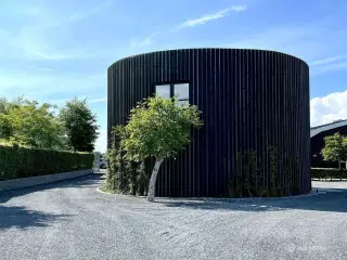 Unik ejendom - Lager/showroom/kontor - 3 meter port og dobbeltdør som kan åbnes helt op.