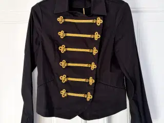 Jakke med guldtrenser foran