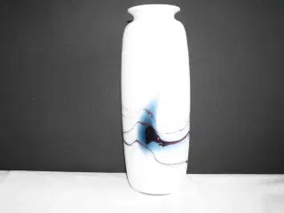 Atlantis vase, opalhvid med blålig dekoration