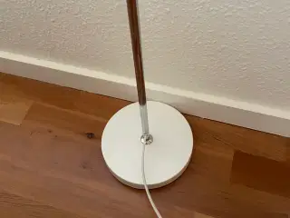 Herstal gulvlampe model Vienda 