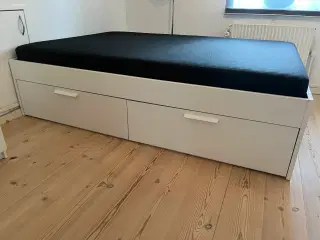 Dobbeltseng med opbevaring IKEA 