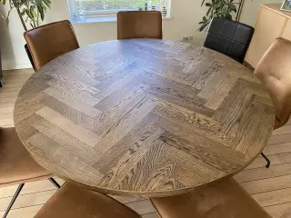 Rundt spisebord i egestave