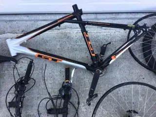 GT cykelstel med flere ekstra dele, ikke komplet