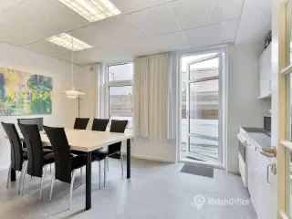 Fuldt møbleret kontorarbejdsplads fra 2.400 kr. + moms pr. måned