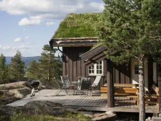 Rummelig bj�lkehytte i antik stil til leje p� Blefjell. H�j standard.