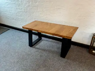 Massiv sofabord med triangulære sorte stålben