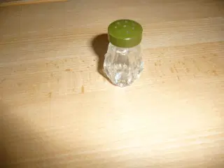 saltbøsse i glas med plast låg