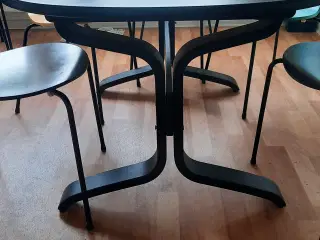 Sortmalet spisebord i fyyretræ  