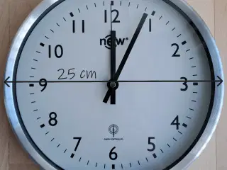 Vægur radiostyret Ø25 cm - aluramme