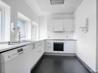 Flot kontorlejemål med mulighed for at få ”eget” domicil.