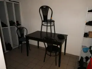Bord, 3 stk. stole, reol, omklædningsskabe m.m.
