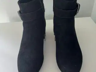 Sorte støvletter/ankelstøvler fra Tamaris
