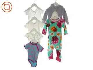 4 bodystockings og 2 heldragter (Str. 74)