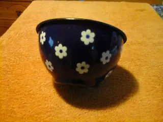 Emalie skål og gamle dåser