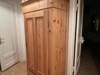 Velholdt karlekammerskab med hylder