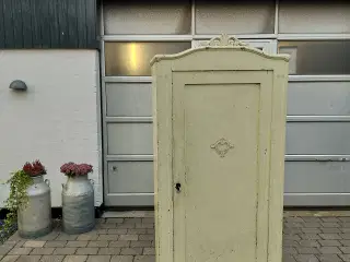 Antikt karlekammerskab