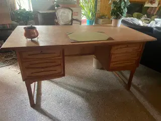 Skrivebord i eg