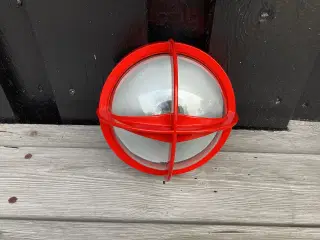 1 rød Mini Piratlampe fra Nordisk Solar