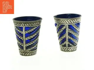 Dekorative sølvfarvede lysestager med blåt glas (str. 10 x, 8 cm)