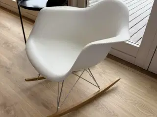 Eames gyngestol (hvid)