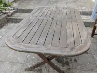 Bord, bænk og tre stole