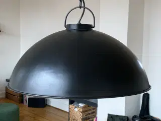 Sort metal lampe 