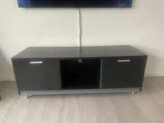 Fin og enkel sort tv-skænk