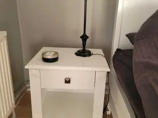 Rustikke, hvide sengeborde