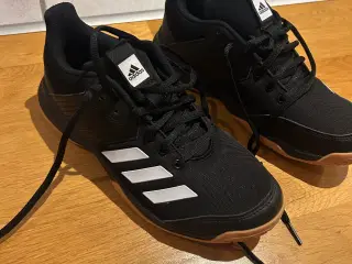 Ny/ubrugt Adidas sko str.37