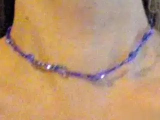 Håndlavet halskæde med blå perler.