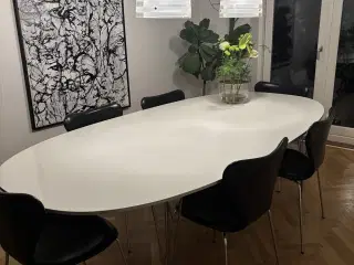 Superellipse spisebord fra Fritz Hansen