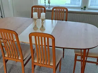 Spisebord med stole 