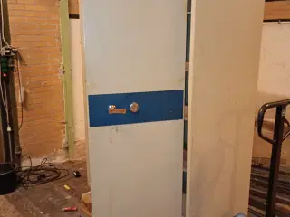 Pengeskab 1m98cm høj 68 dyb 1m20 bred 