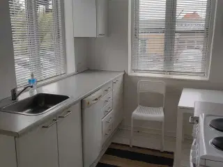 Lille et v med køkken og bad