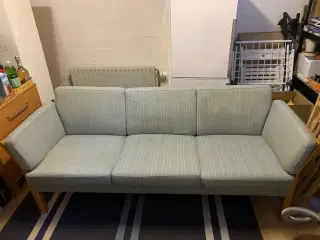 Sofa med grå uld hynder