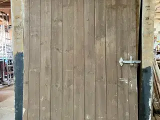 Usædvanligt stor revledør (u. karm)