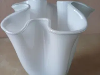 Hvid tulipanvase i glas