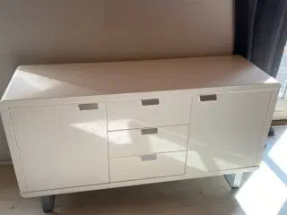 Kommode og vitrine 