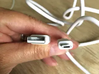 OPLADER og KABEL. Kabel = MICRO USB til USB-A