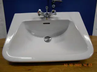 Porcelæns håndvask m/armatur og løfteventil.