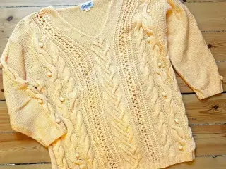Ferskenfarvet sweater med snoninger fra Estelle