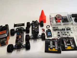RC sæt med 2 fjernstyrede 4X4 offroad biler m.v.