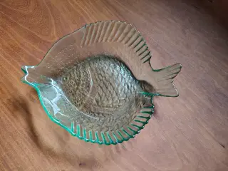 Flot fiskeskål i grønt glas